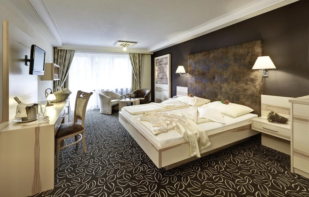 Hotel "Zum Ritter" Таннгайм Номер фото