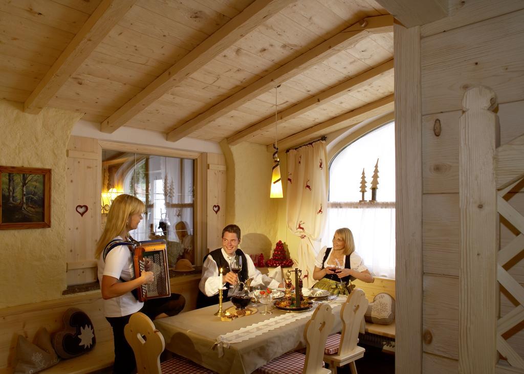 Hotel "Zum Ritter" Таннгайм Ресторан фото