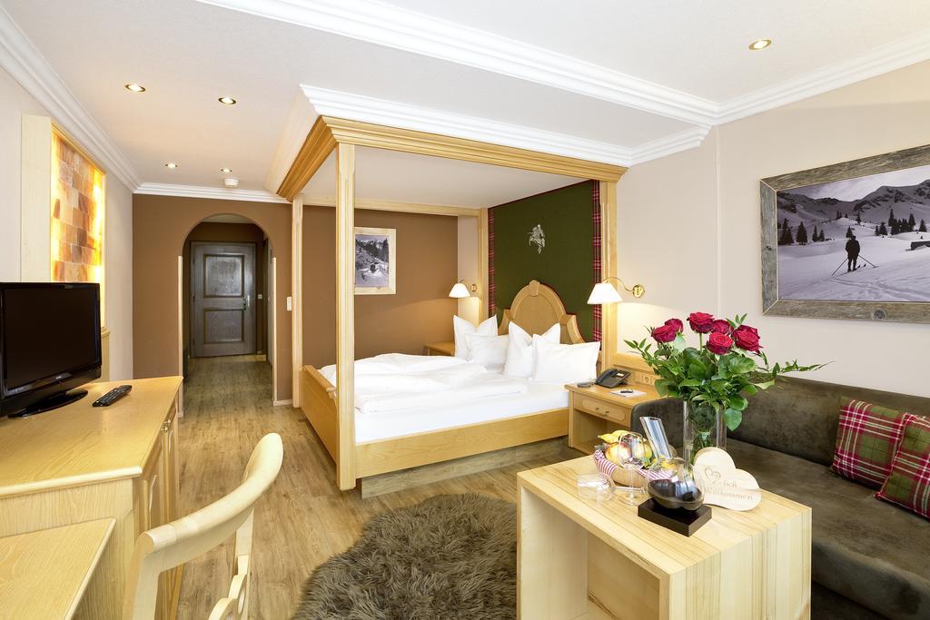 Hotel "Zum Ritter" Таннгайм Екстер'єр фото